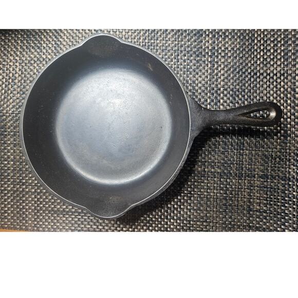 Vintage Ware 8 1/8" Inch Cast Iron Skillet No 5 with turtle trivet - Picture 3 of 10